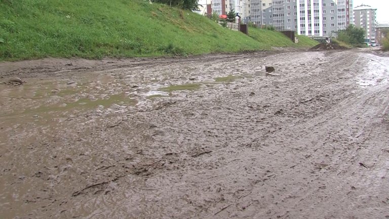 Разбитая дорога в районе Нижней Лисихи в Иркутске никому не принадлежит